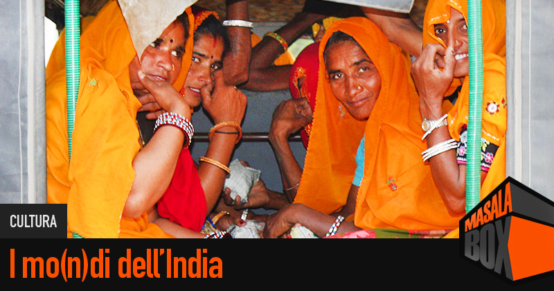 un gruppo di donne vestite di arancione su una jeep. sotto la scritta: I mondi dell'India